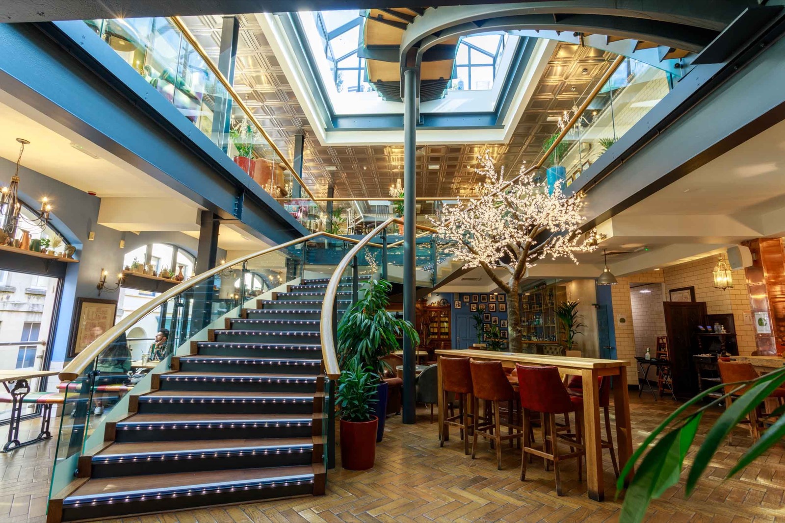 Commercial premises with industrial heating by Abode