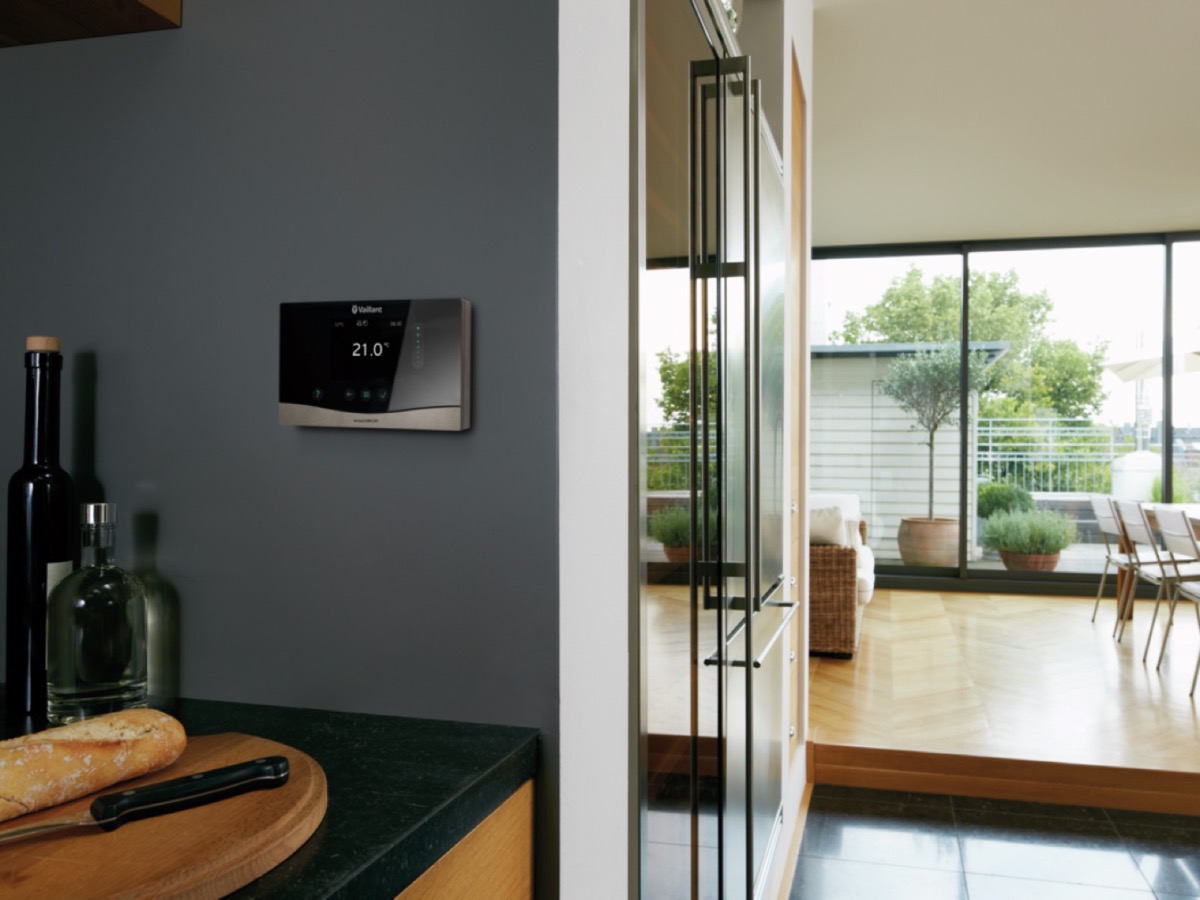 Smart thermostat controlling a heat pump